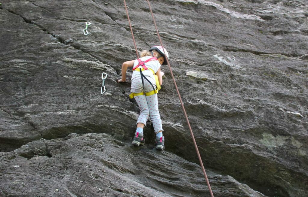 Bambino che arrampica
