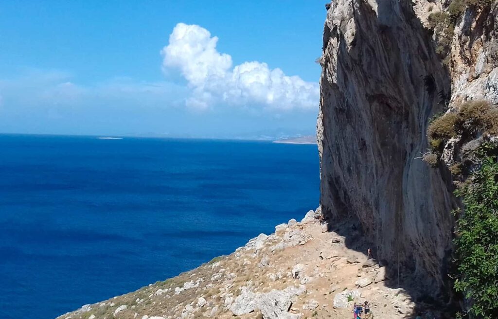 Parete di arrampicata al mare